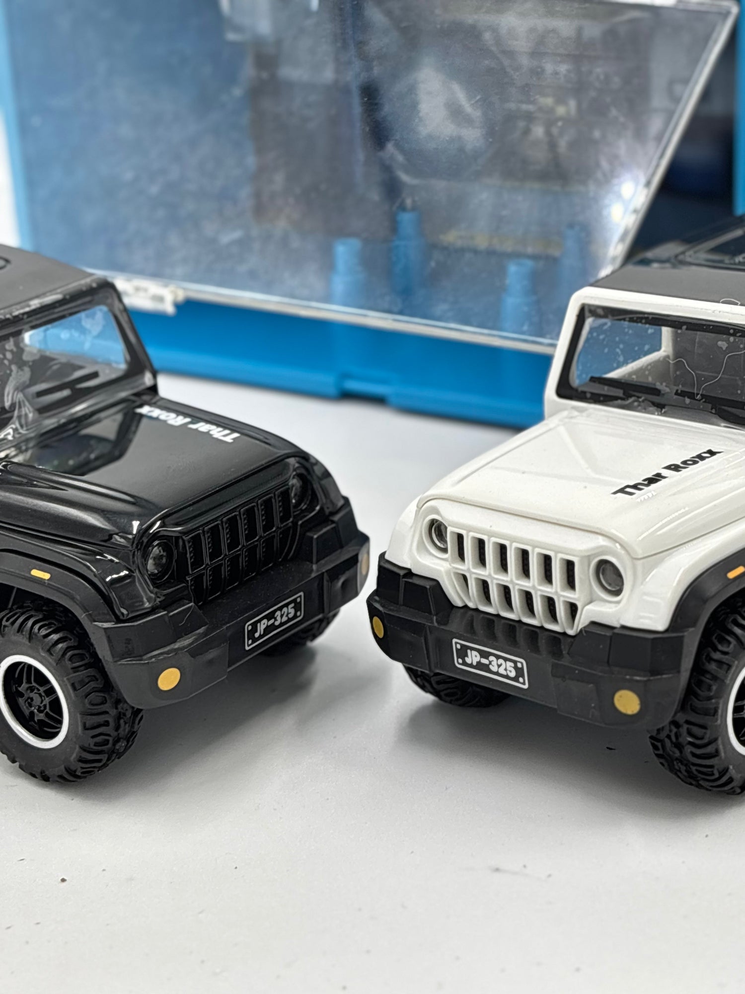 🚙 Mahindra Thar Die-Cast ModeL Metal Toy Car with Display Garage & Realistic Smoke Function
