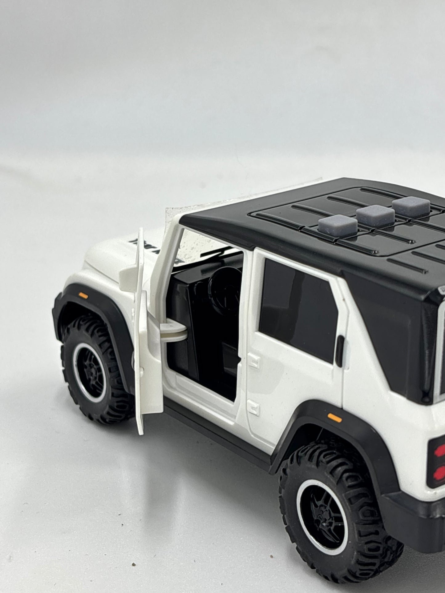 🚙 Premium Mahindra Thar Metal Toy Car with Display Garage & Realistic Smoke Function
